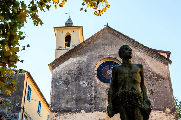 Die mittelalterliche Kirche und das Monument in Corniglia, cinque terre, ita — Stockfoto