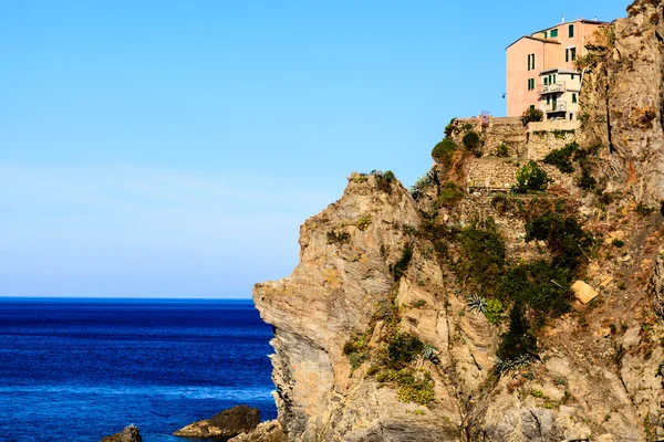 Houses High on the Cliff in the Village of Manarola, Cinque Terr — Stock Photo, Image