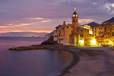 güzel gün batımı plaj sahil köyü Camogli, İtalya