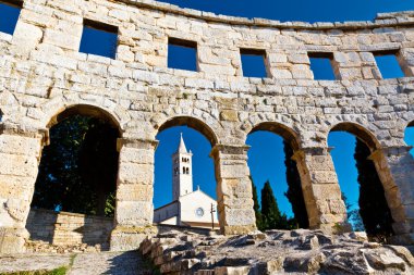 Antik Roma amfi tiyatro ve kilise pula, Istria, Hırvatistan