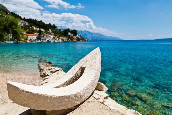 Белая лодка и Лазурный Адриатический залив в Хорватии — стоковое фото