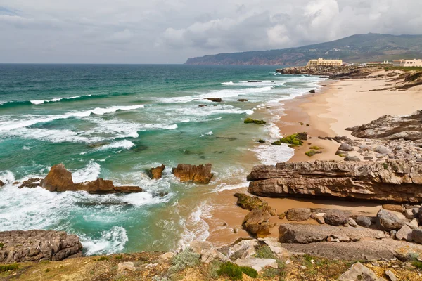 Stranden på Atlanten kusten i stormigt väder nära Lissabon — Stockfoto