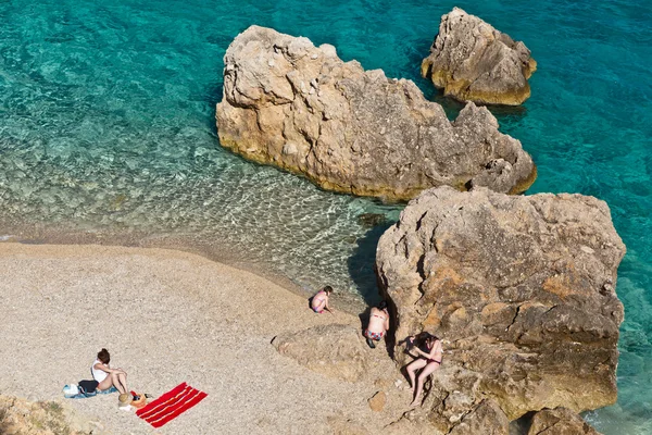 Op het rotsachtige strand in Kroatië — Stockfoto