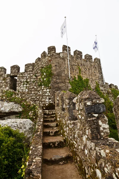 Башня и стена в мавританском замке недалеко от Лиссабона, Португалия — стоковое фото