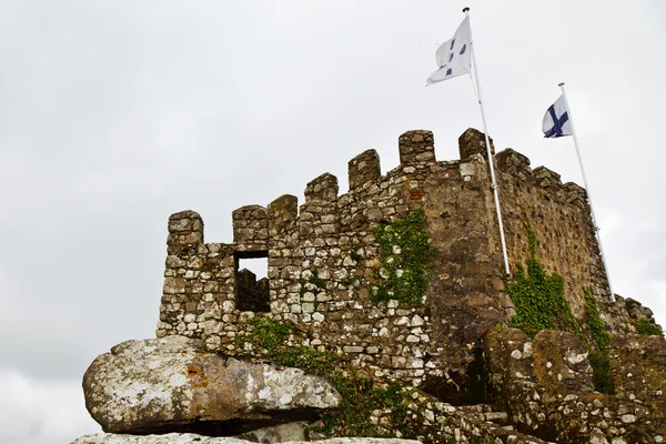塔和在摩尔城堡附近里斯本，葡萄牙的墙 — 图库照片