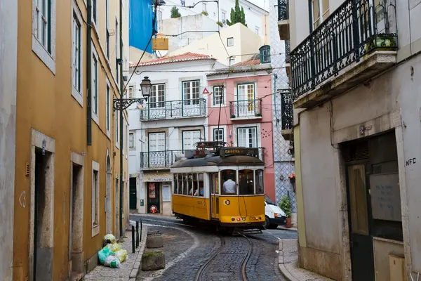 Klassisk gul spårvagn i Lissabon, portugal — Stockfoto