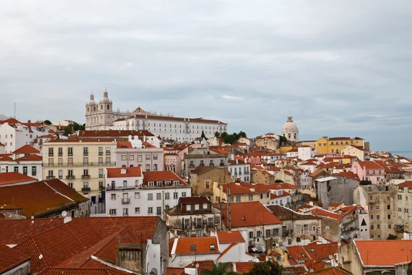 Панорама Алфама кварталу в Лісабоні, Португалія — стокове фото