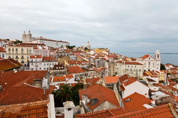 Panorama do Bairro de Alfama em Lisboa, Portugal — Fotografia de Stock