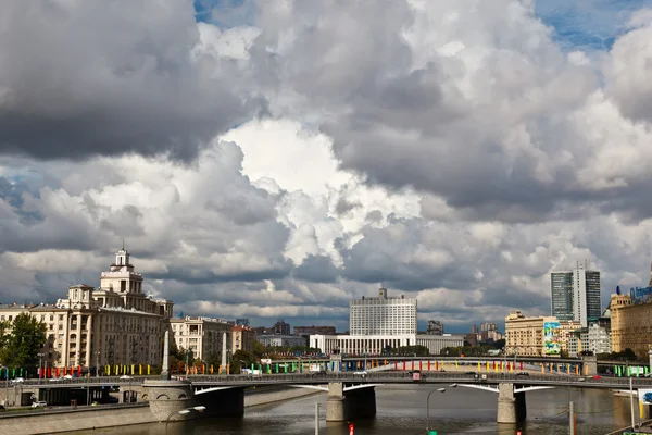 Moskwa rzeki i biały dom w moscow, Federacja Rosyjska — Zdjęcie stockowe