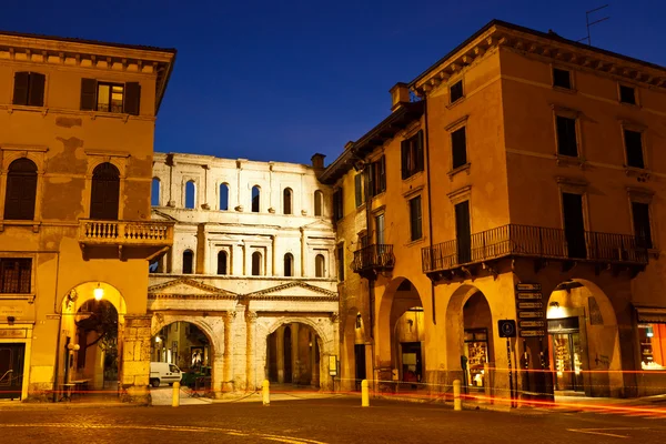 Starověké římské porta borsari brána v verona, Itálie — Stock fotografie