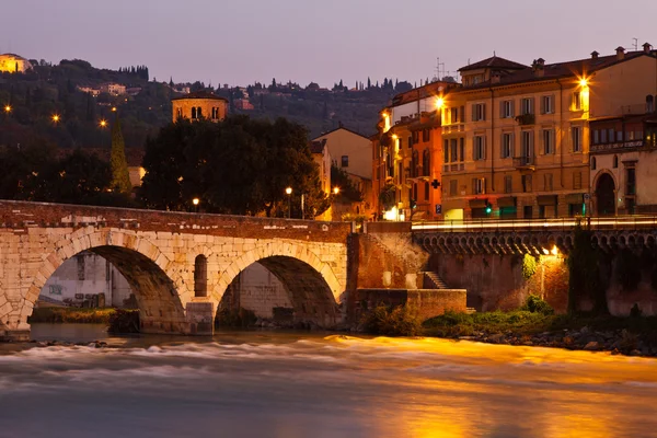 Roma köprüsü sabah ışık verona, İtalya — Stok fotoğraf