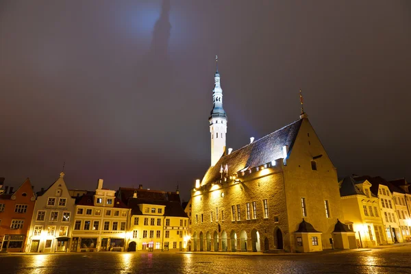 夜は、エストニアのタリン市庁舎 — ストック写真