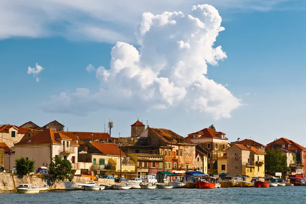 Medeltida staden omis på floden cetina i Kroatien — Stockfoto