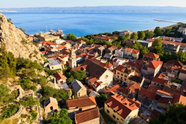 Panorama eski korsan kasaba omis ve kutsal ruh kilise, Hırvatistan