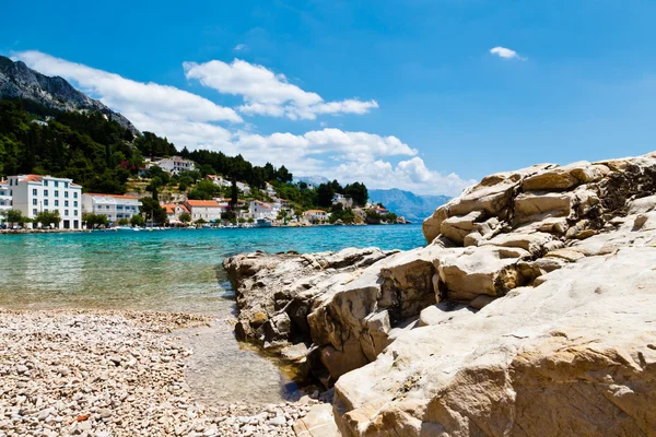 Mar Mediterráneo y playa de guijarros en Croacia —  Fotos de Stock