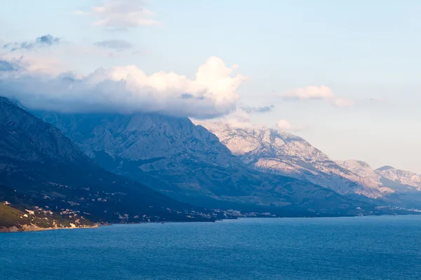 Adriatische zee en de bergen in de buurt van makarska, Kroatië — Stockfoto
