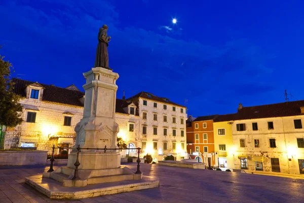 Centrale plein van kleine stad makarska in Dalmatië, Kroatië — Stockfoto