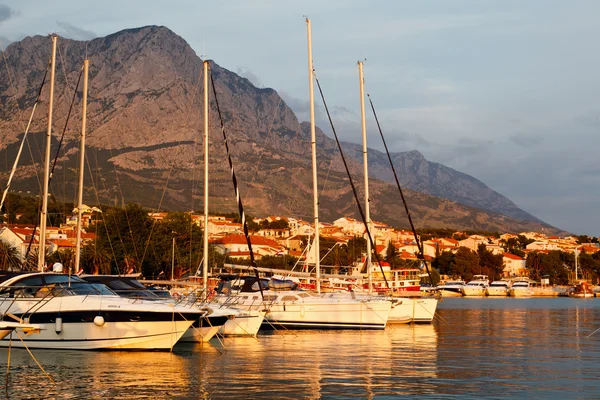 Adriatische zonsondergang en de jachthaven in baska voda, Kroatië — Stockfoto