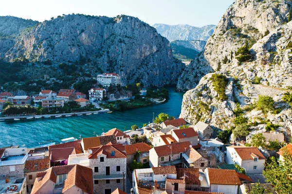 Panorama över gamla pirat staden Omis i Kroatien — Stockfoto