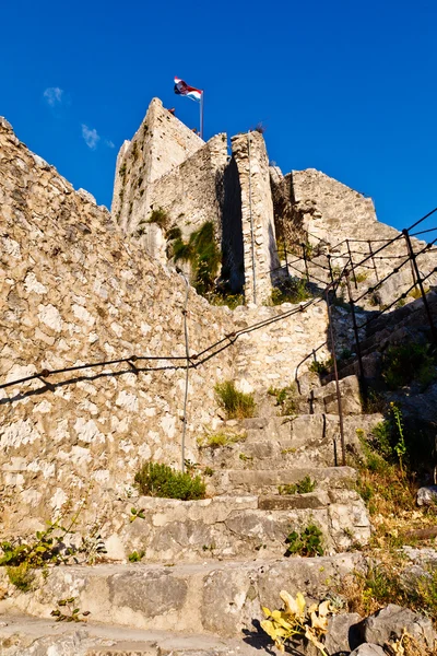 Castelo Pirata Velho na cidade de Omis, Croácia — Fotografia de Stock