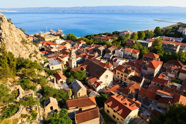 Panoráma a régi kalóz város Omis és a Szent Szellem temploma, Horvátország — Stock Fotó
