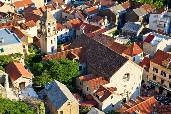 Panorama del casco antiguo de Omis y la Iglesia del Espíritu Santo, Croacia — Foto de Stock