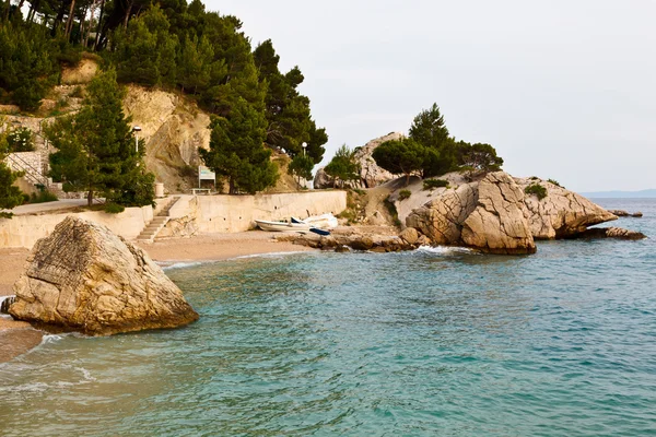 Adriatischer strand in brela dorf, kroatien — Stockfoto