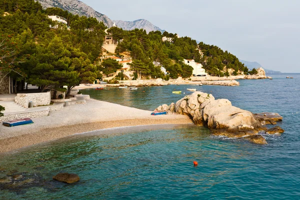Adriatische strand in brela dorp, Kroatië — Stockfoto