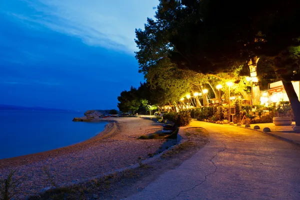 Restaurante de playa cerca del mar por la noche en Brela, Croacia — Foto de Stock