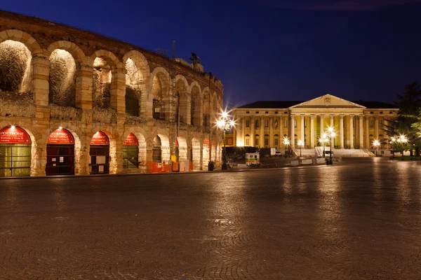 Piazza στηθόδεσμο και αρχαίο αμφιθέατρο στη Βερόνα, Ιταλία — Φωτογραφία Αρχείου