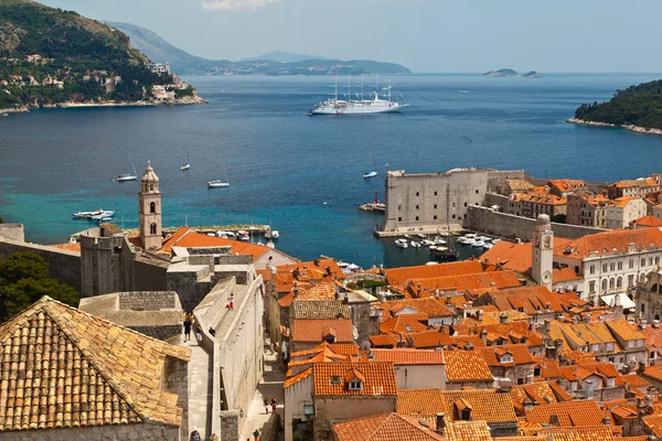 Panorama de Dubrovnik desde las murallas de la ciudad, Croacia — Foto de Stock
