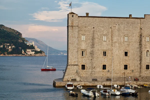 Yate Vela detrás de Fort of Saint John en Dubrovnik, Croacia —  Fotos de Stock