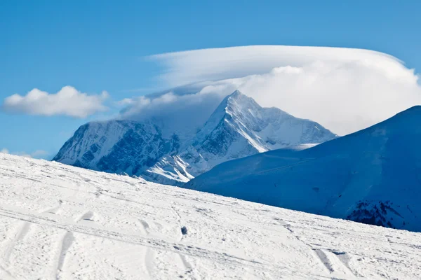 Склон на горнолыжном курорте Мегеве во французских Альпах — стоковое фото
