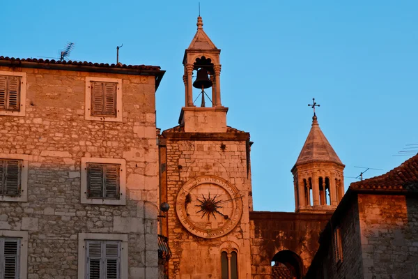 Puerta de hierro en el Palacio Diocleciano en Split, Croacia — Foto de Stock