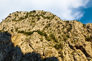 Cliff Kanyon dağ Nehri yakınında split, Hırvatistan