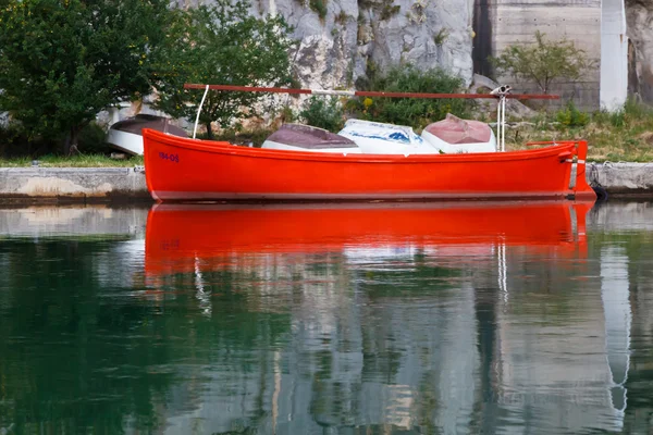 Rotes Boot am Dock auf dem Fluss Cetina in der Nähe von Omis, Kroatien — Stockfoto