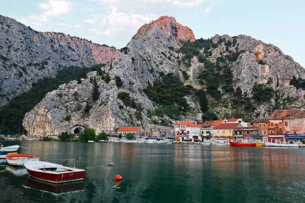 Kota Abad Pertengahan Omis di tepi Sungai Cetina di Kroasia — Stok Foto