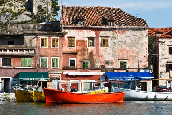 Medeltida staden Omis på cetina flodbank i Kroatien — Stockfoto