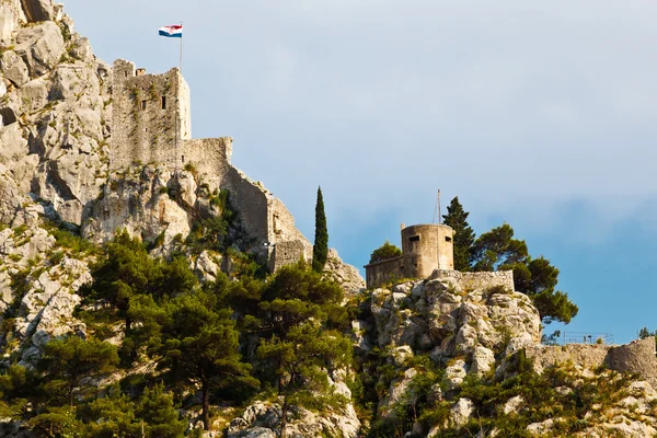 Pirátská hrad na skále v Omiš, Chorvatsko — Stock fotografie