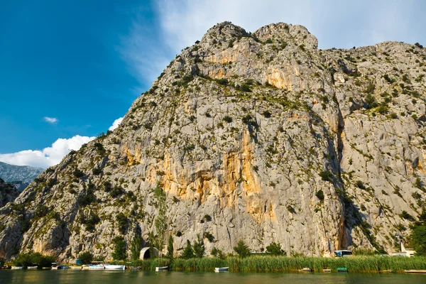 Canyon a hegyi folyó közelében, Split, Horvátország — Stock Fotó