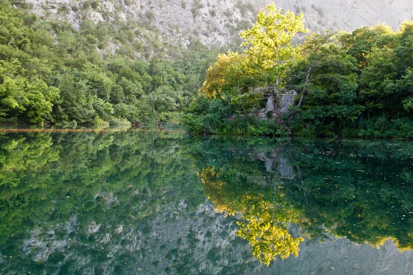 Vackra reflektion på floden nära split, Kroatien — Stockfoto