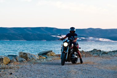 Hırvatistan'daki iskeleye motosiklet sürüş adam