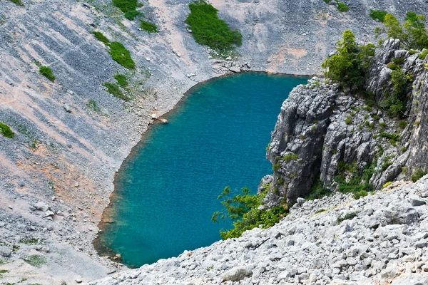 Lago Azul de Imotski em Cratera de Calcário perto de Split, Croácia — Fotografia de Stock