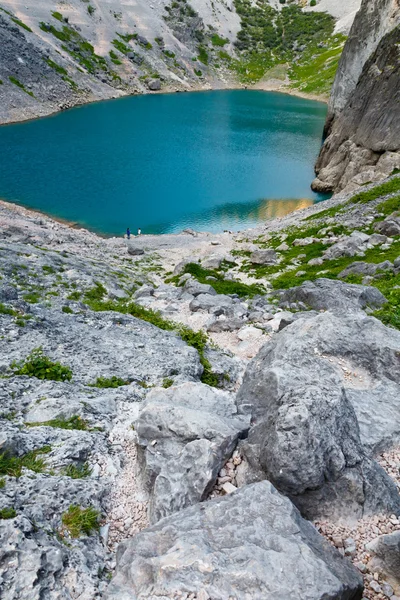 Imotski blå sjön i kalksten krater nära split, Kroatien — Stockfoto