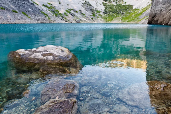 スプリット、クロアチアの近くの石灰岩のクレーターのイモツキー ブルー湖 — ストック写真