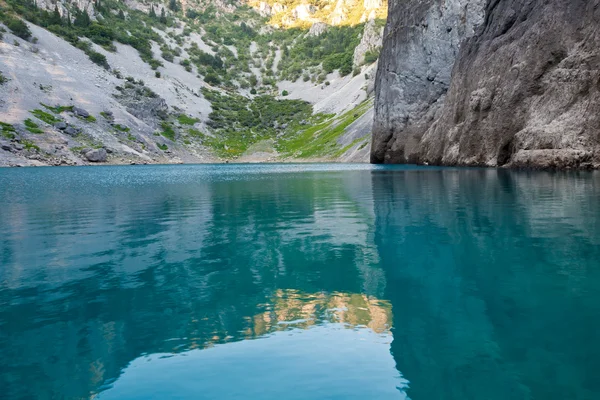 Imotski μπλε λίμνη κρατήρα ασβεστόλιθος κοντά στο Σπλιτ, Κροατία — Φωτογραφία Αρχείου