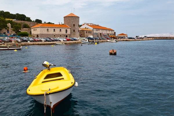 Sárga csónak a mediterrán város Senj, Horvátország — Stock Fotó