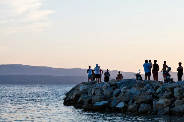 På molen kigger på Sunset i Kroatien - Stock-foto