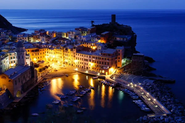 Villa histórica Vernazza en la noche, Cinque Terre, Italia —  Fotos de Stock