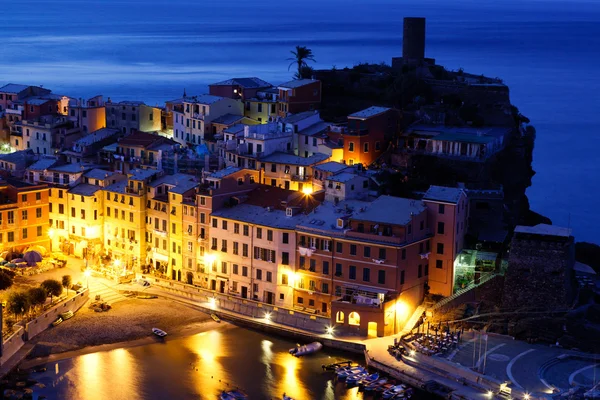 Villa histórica Vernazza en la noche, Cinque Terre, Italia — Foto de Stock